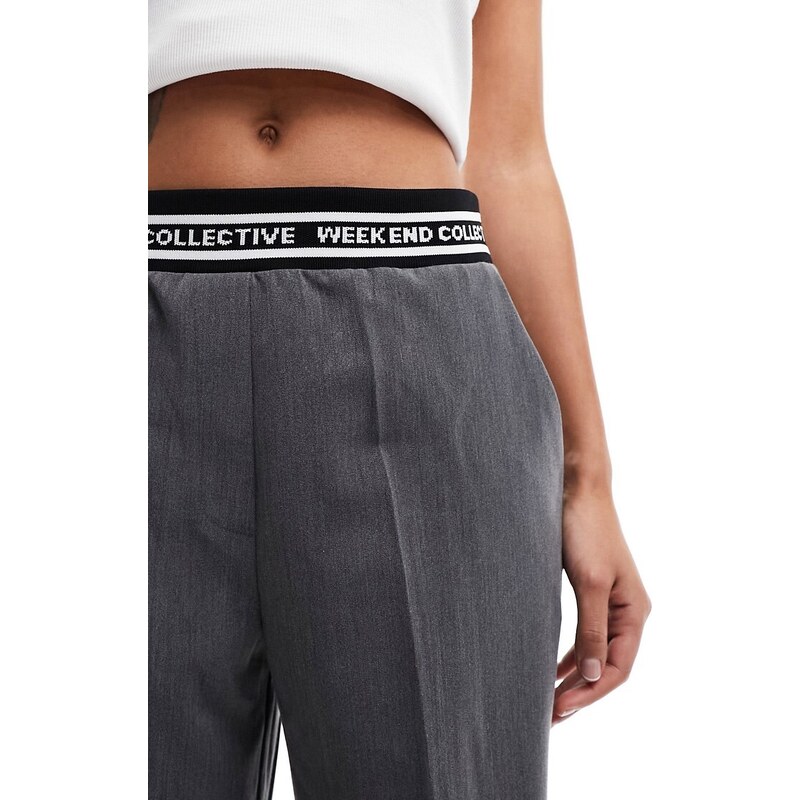 ASOS Weekend Collective - Pantaloni sartoriali con fascia in vita elasticizzata con logo-Grigio