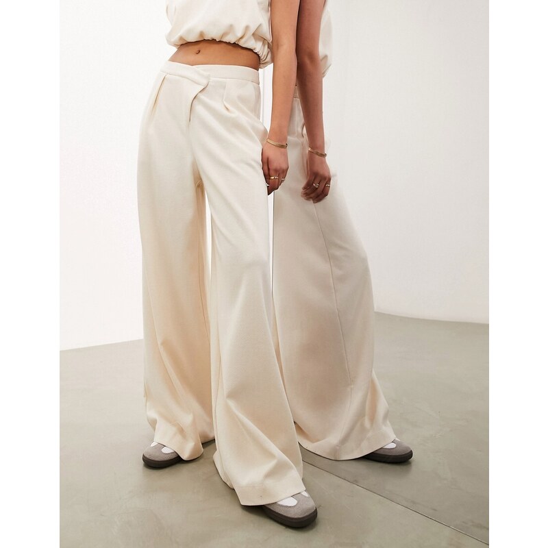 ASOS Edition - Pantaloni premium con fondo ampio in jersey crema testurizzato con fascia in vita asimmetrica-Neutro