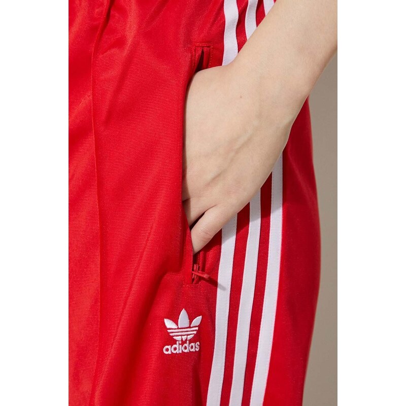 adidas Originals joggers colore rosso con applicazione IP0632