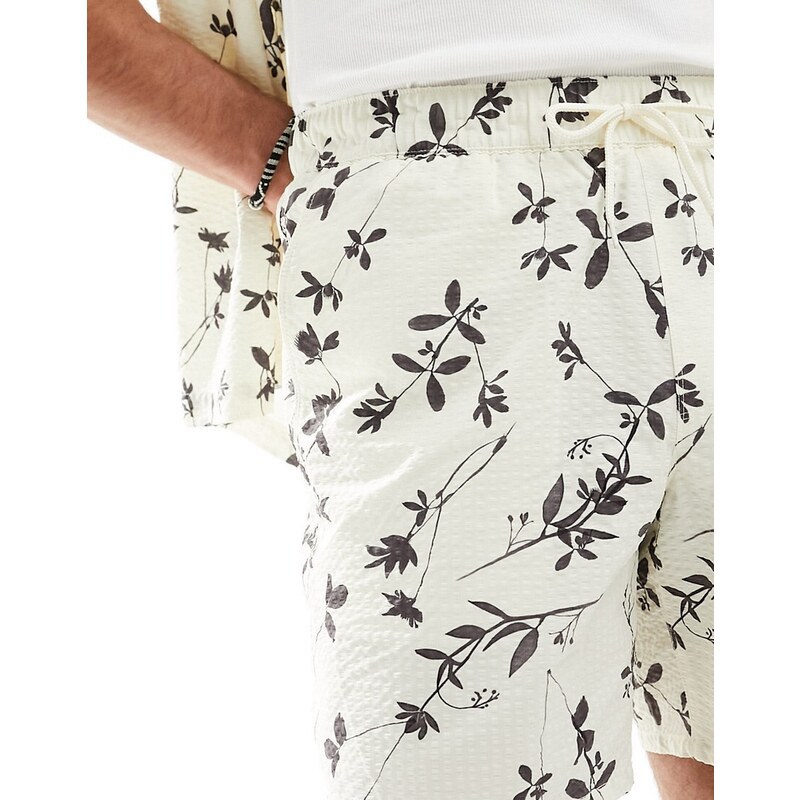 ASOS DESIGN - Pantaloncini da bagno in tessuto seersucker beige con stampa a fiori neri in coordinato-Bianco