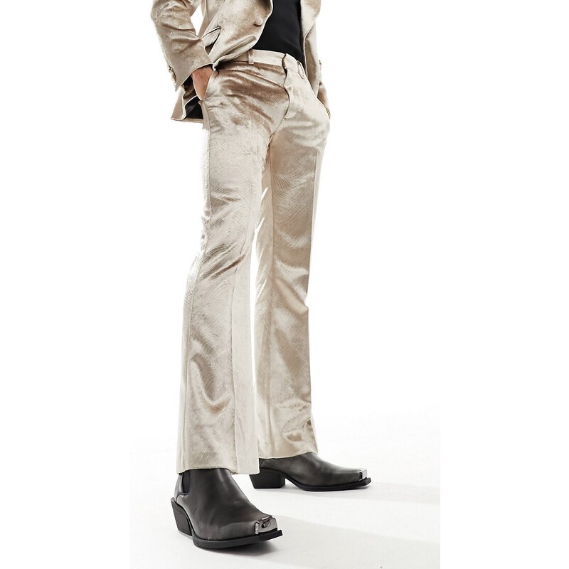 ASOS DESIGN - Pantaloni da abito a zampa in velluto color oro goffrato