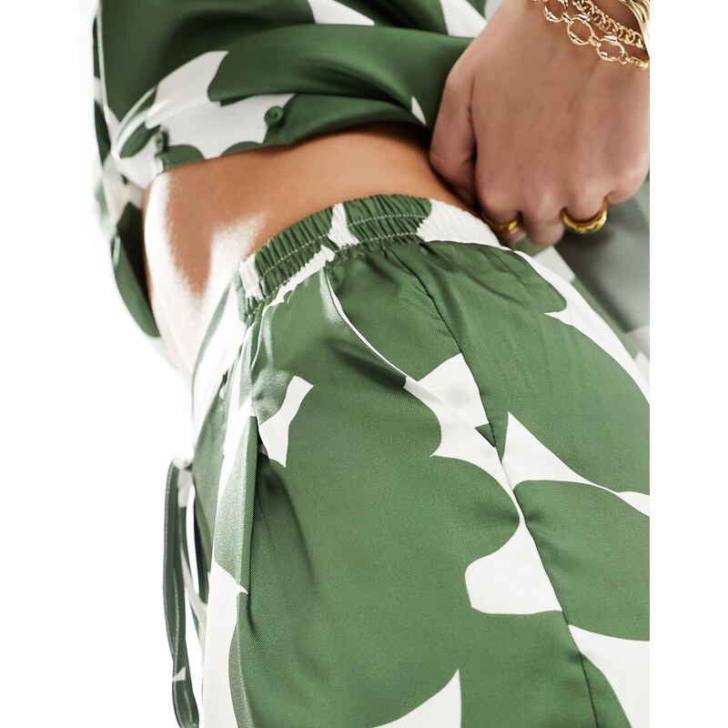 Style Cheat - Pantaloni a fondo ampio in raso con stampa di colore verde in coordinato-Multicolore