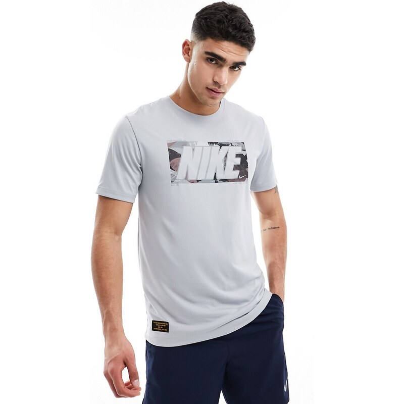 Nike Training - T-shirt grigia con stampa grafica mimetica-Grigio