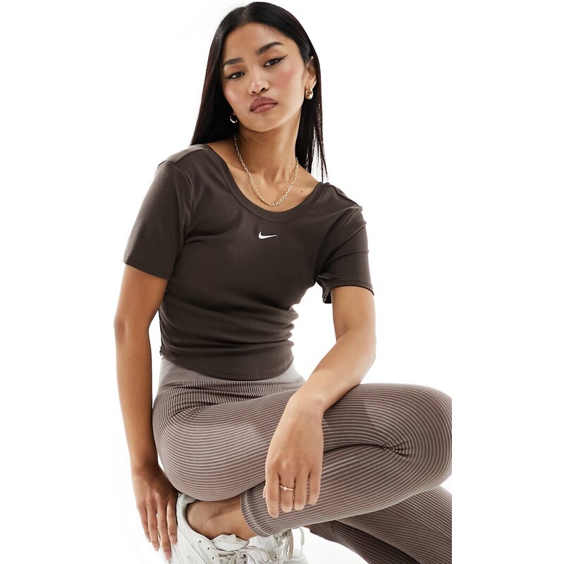 Nike - T-shirt marrone barocco a costine con scollo ampio sul retro