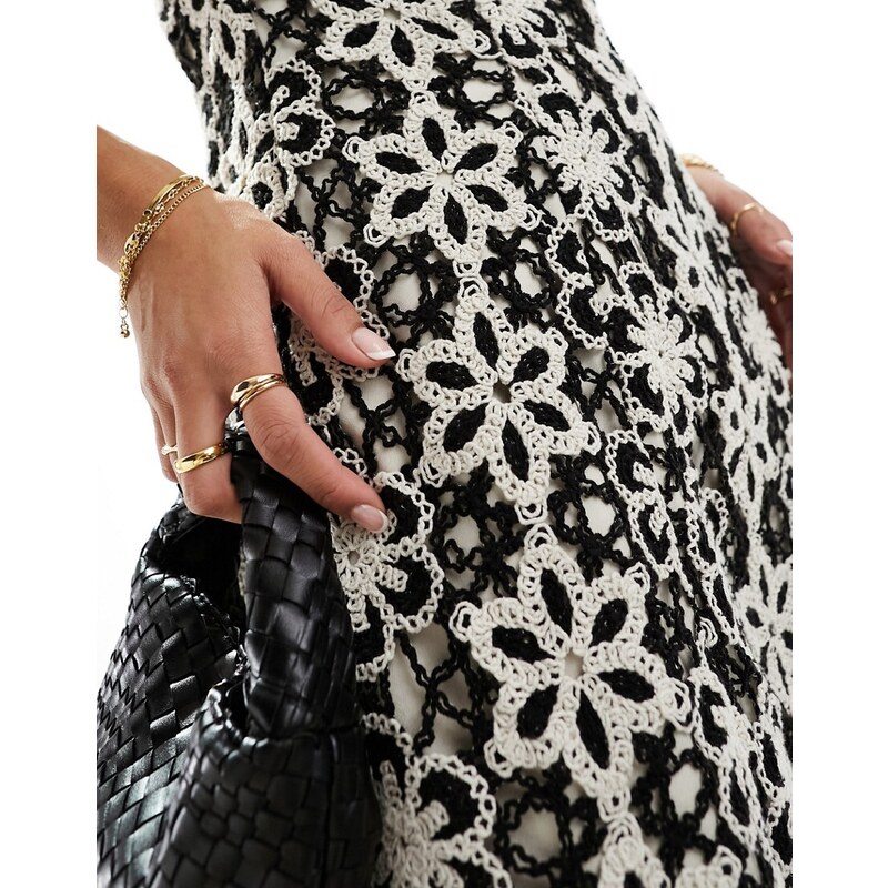 ASOS DESIGN - Vestito corto svasato a fascia in maglia all'uncinetto a fiori in bianco e nero-Multicolore