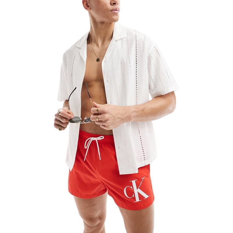 Calvin Klein - Pantaloncini da bagno corti rossi con monogramma e coulisse-Rosso