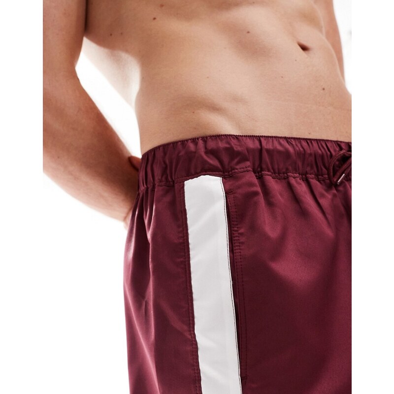 ASOS DESIGN - Pantaloncini da bagno taglio corto bordeaux con pannelli laterali a contrasto-Rosso