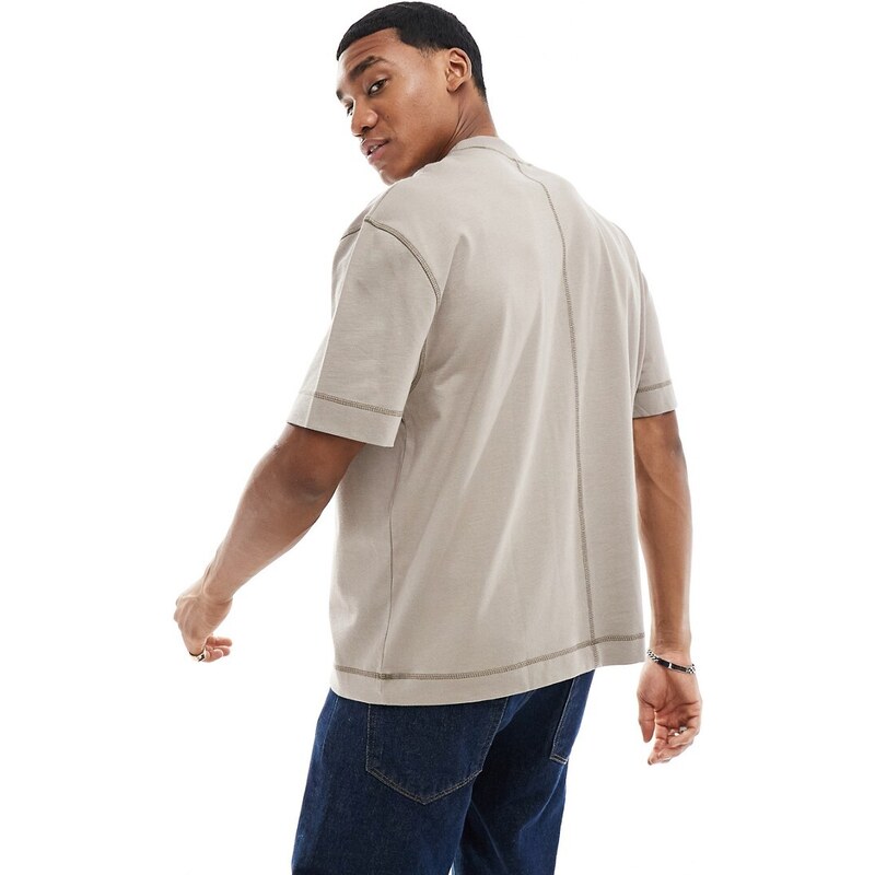 ASOS DESIGN - T-shirt oversize marrone con cuciture