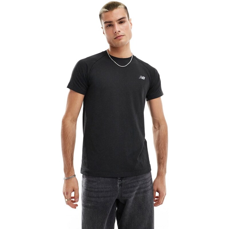 New Balance - T-shirt in maglia nera-Nero
