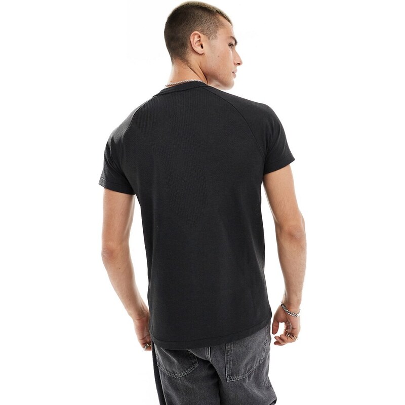 New Balance - T-shirt in maglia nera-Nero