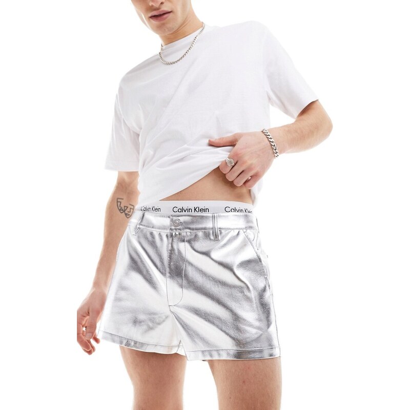 ASOS DESIGN - Pantaloncini slim taglio corto in pelle sintetica color argento metallizzato