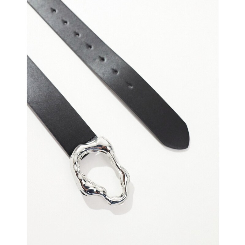 ASOS DESIGN - Cintura in pelle sintetica nera con fibbia color argento effetto fuso-Nero