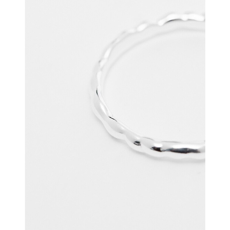 ASOS DESIGN - Anello a fascia con motivo fuso in argento sterling color argento