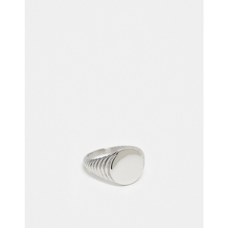 ASOS DESIGN - Anello con sigillo rotondo argentato in acciaio inossidabile resistente all'acqua con motivo in rilievo-Argento