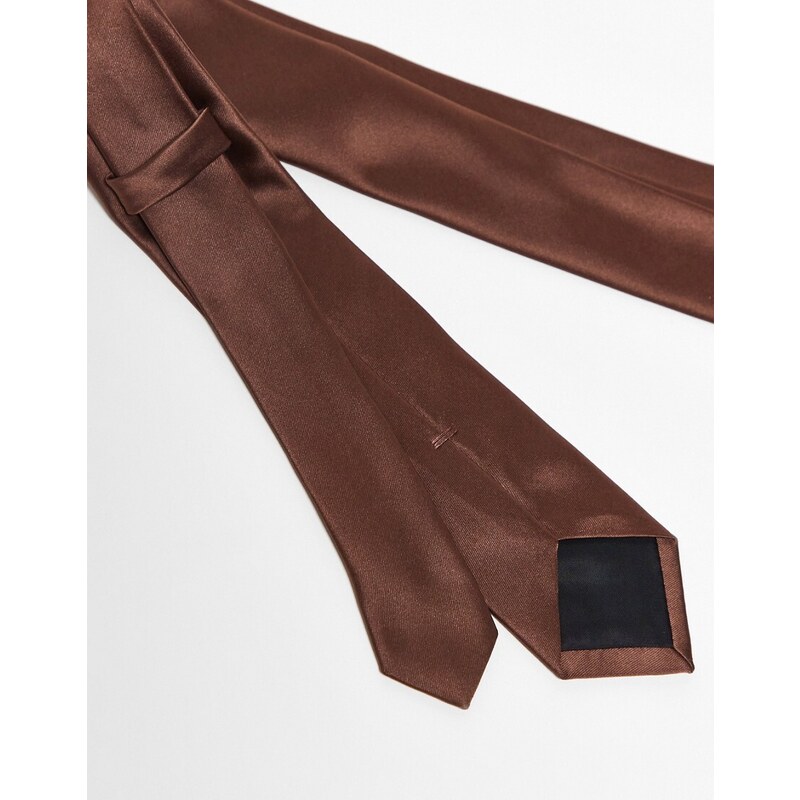 ASOS DESIGN - Cravatta sottile e fazzoletto da taschino in raso marrone