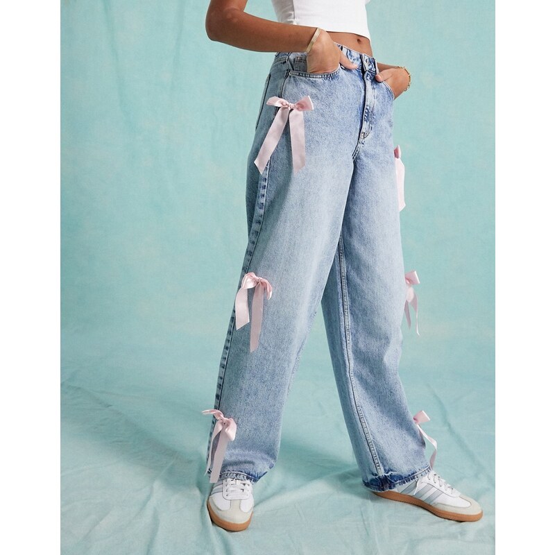 Miss Selfridge - Jeans larghi lavaggio acido con fiocco in raso a contrasto-Blu
