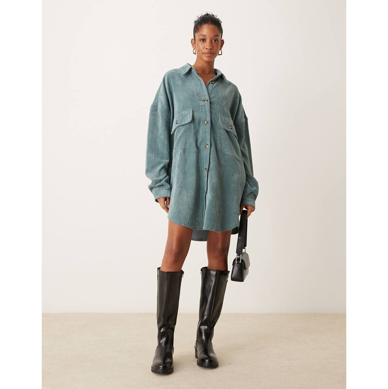 ASOS DESIGN - Vestito camicia oversize in velluto a coste blu marino con tasche pendenti