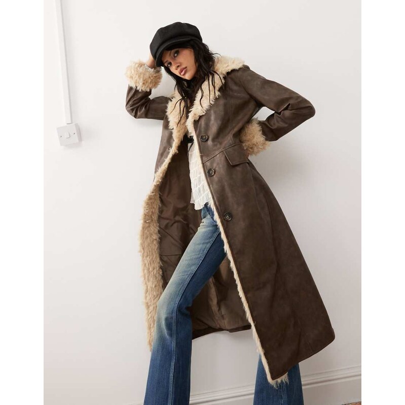 Reclaimed Vintage Cappotto taglio lungo in pelle sintetica con finiture  in pelliccia sintetica-Marrone