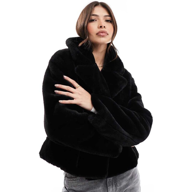 Stradivarius Giacca taglio corto nera in pelliccia sintetica