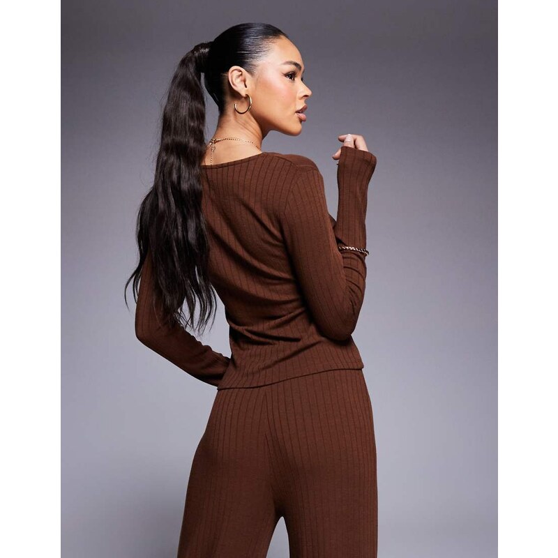 ASOS DESIGN - Top color cioccolato a coste larghe con scollo a V e bottoni in coordinato-Marrone