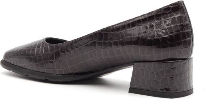 Donna Serena decollete in vernice