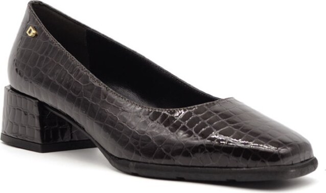 Donna Serena decollete in vernice