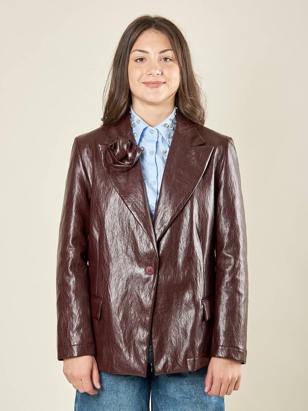 ARTIGLI Giacca donna monopetto in ecopelle. Petto a lancia con fiore tono su tono e tasca a pattina.