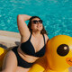 donna plus size nel costume da bagno nero taglia forte