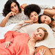 gruppo di donne in maglioni diversi