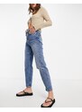 Stradivarius - Mom jeans slim in cotone elasticizzato con strappi blu medio - MBLUE