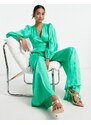 Topshop - Tuta jumpsuit in raso verde con scollo profondo arricciata in vita