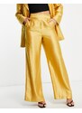 ASOS DESIGN - Pantaloni da abito da cerimonia a fondo ampio in raso oro