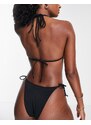 Topshop - Top bikini a triangolo nero testurizzato con spallina doppia