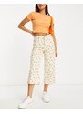 Miss Selfridge - Pantaloni con fondo ampio bianchi a fiori arancioni-Bianco