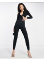 Simmi Clothing Simmi - Tuta jumpsuit aderente nera con colletto e cut-out-Nero