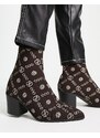ASOS DESIGN - Stivali Chelsea con tacco in maglia marrone con monogramma e suola nera