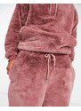 ASOS DESIGN - Joggers oversize in pelliccia sintetica rosa