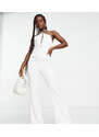 Esclusiva In The Style x Yasmin Devonport - Tuta jumpsuit a fondo ampio allacciata al collo in raso bianco con spacco sul davanti-Multicolore