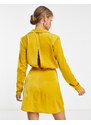 ASOS DESIGN - Vestito corto in raso oro con colletto e design incrociato