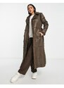 QED London - Cappotto taglio lungo in camoscio sintetico marrone cioccolato con cintura e finiture in pile borg