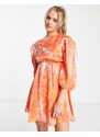 Glamorous - Vestito grembiule corto a pieghe con maniche a sbuffo in raso arancione con stampa marmorizzata-Bianco