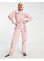 Miss Selfridge - Tuta jumpsuit rosa pallido allacciata in vita in velluto a coste con pettorina con volant