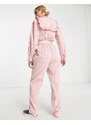 Miss Selfridge - Tuta jumpsuit rosa pallido allacciata in vita in velluto a coste con pettorina con volant