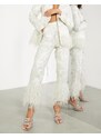 ASOS EDITION - Pantaloni jacquard color avorio con piume sintetiche sul fondo-Bianco