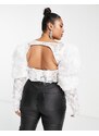 ASOS Curve ASOS DESIGN Curve - Top a corsetto in pizzo bianco 3D premium con maniche a sbuffo