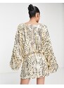 ASOS DESIGN - Vestito corto stile kimono decorato con dettagli artistici a trecce oro