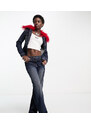 COLLUSION - Giacca di jeans taglio corto blu scuro lavaggio Y2K con finiture in pelliccia rossa rimovibili in coordinato