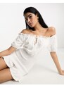 ASOS DESIGN - Vestito corto in pizzo bianco con scollo alla Bardot e dettaglio arricciato