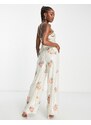 Miss Selfridge Premium - Tuta jumpsuit a fondo ampio avorio decorata con fiori-Bianco