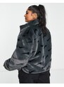 Nike Plus - Giacca in pelliccia sintetica grigio fumo e nera con stampa del logo-Nero